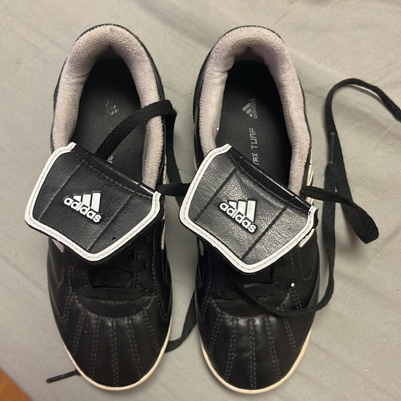 Adidas Traxion Tax Turf size 2 kids - Picture 2 of 10